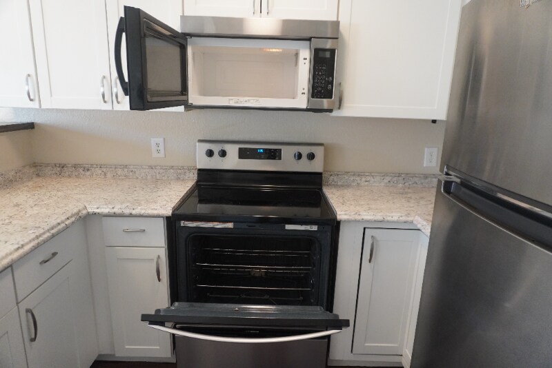 Building Photo - 3953 N Palm Grove Dr