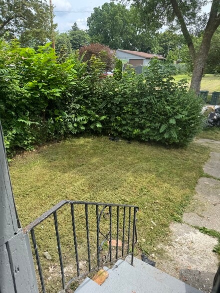 Front yard - 143 York St