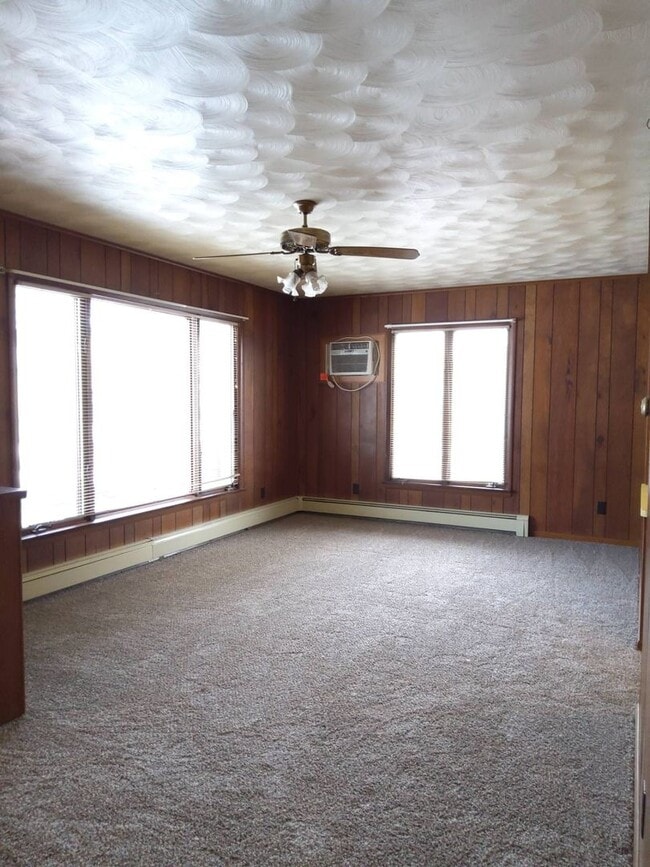 Building Photo - 2 Bedroom 1 Bath Home in Middlebury!