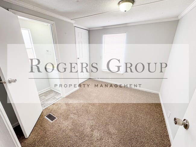 Building Photo - 390 S Chavis Rd