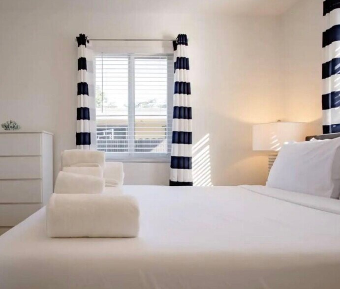 Building Photo - 2160 NW 18th Ter