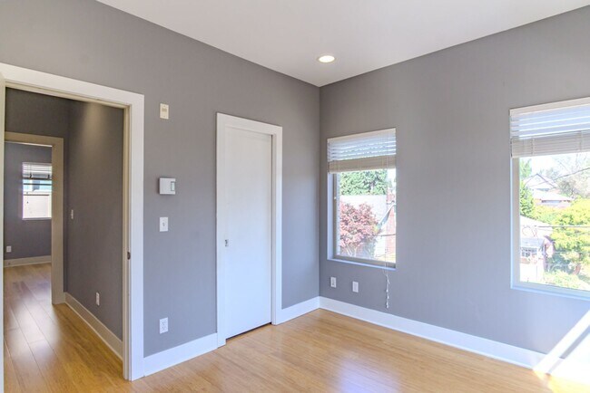 Building Photo - 3Bd/2.5Ba Seattle Townhouse