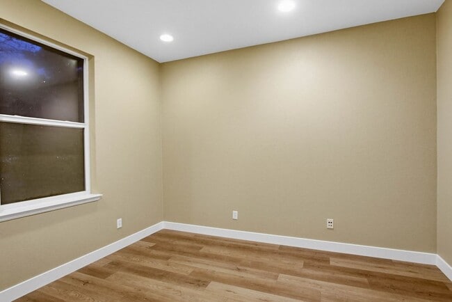 Building Photo - 2 Bedroom Townhome with Bonus Office in San Marcos