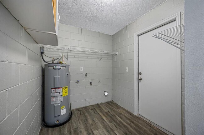 Building Photo - 1411 Thistledown Dr