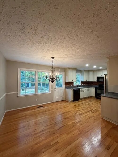 Building Photo - 1170 Lois Ln