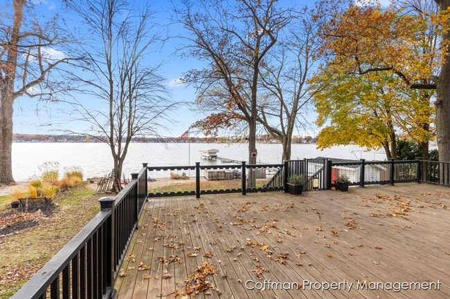Building Photo - 3 bed, 2.5 bath Located on Bostwick Lake
