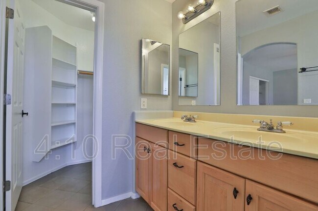 Building Photo - 30725 N Royal Oak Way