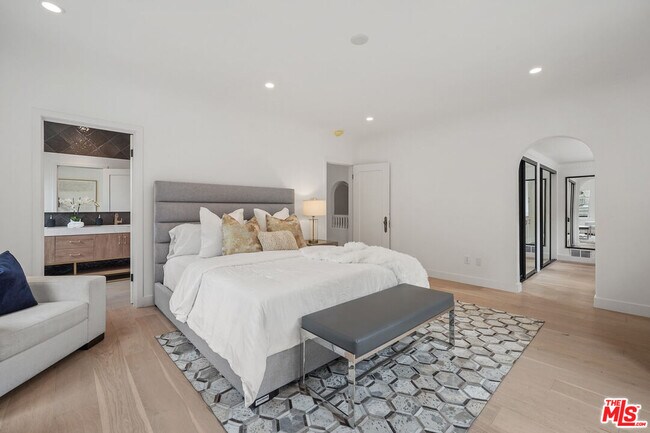 Building Photo - 712 N Rodeo Dr