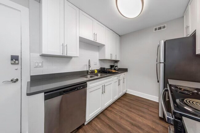 Building Photo - 4404 W Kennedy Blvd