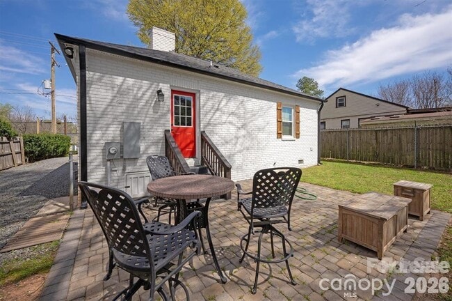 Building Photo - 307 E Peterson Dr