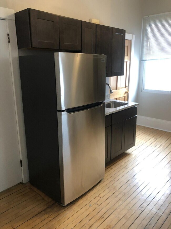 Building Photo - 1672 N Astor St