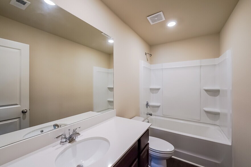 Building Photo - 580 Clover Cir