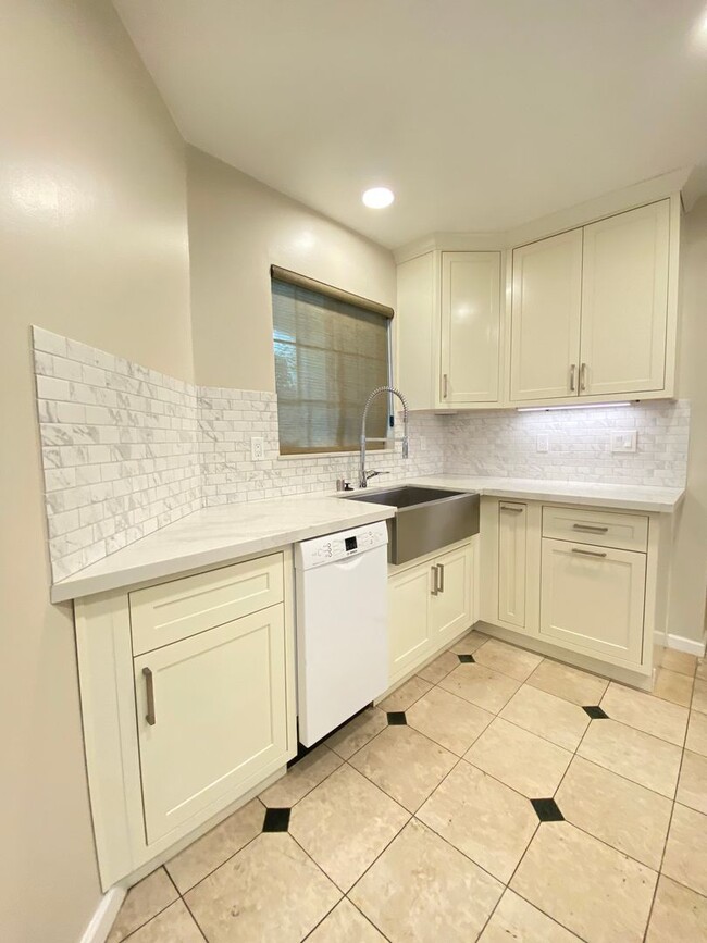 Building Photo - 3BD 3BA Condo in Andalusia Gated Community...