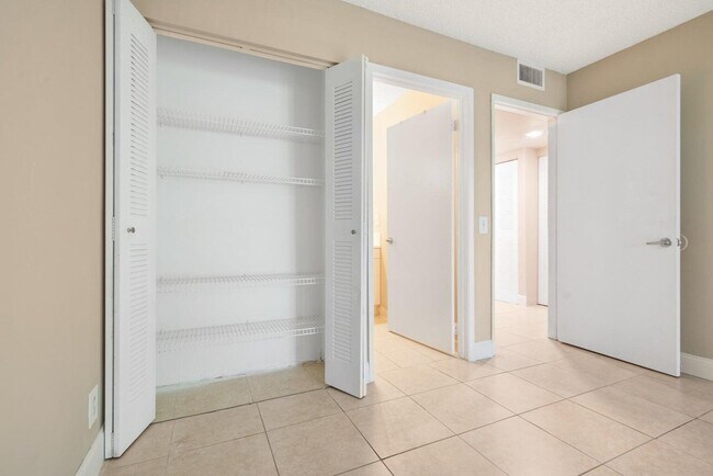 Building Photo - 516 Meadows Cir