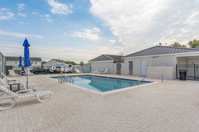 Building Photo - 4000 Gulf Terrace Dr