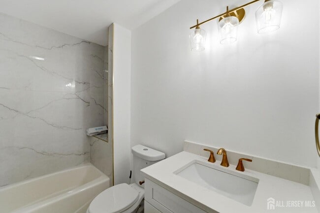 Building Photo - 704 Green Ln