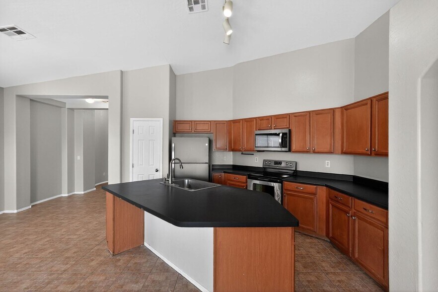 Building Photo - 14843 W Wethersfield Rd