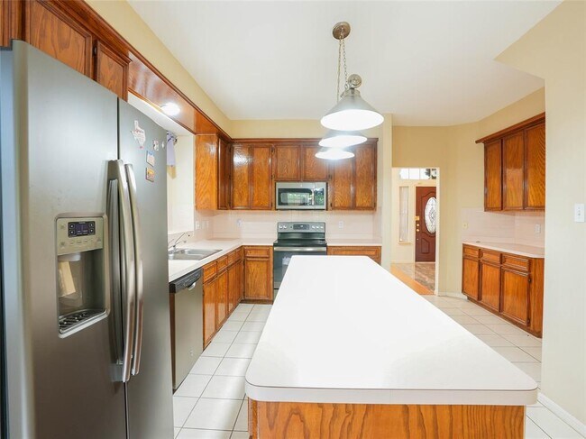 Building Photo - 16322 Red Oak Dr