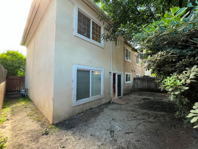 Building Photo - Upgraded 3+2.5 end unit w/attached garage ...