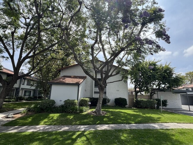 Building Photo - Fantastic 3 Bed 1.5 Bath End Unit Townhome in Orange!