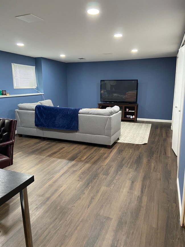 Building Photo - 2131 Cedar Ln