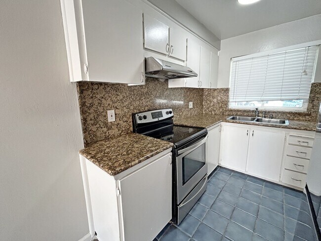 Building Photo - Move-in ready Evergreen townhome with private backyard, detached 2-car garage, and great communit...