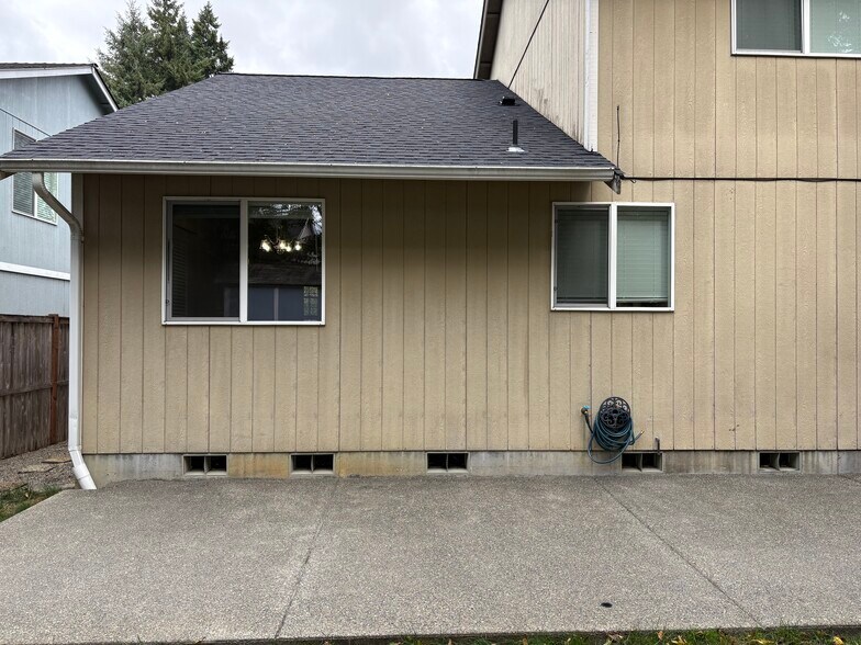 Building Photo - 8402 49th Loop SE