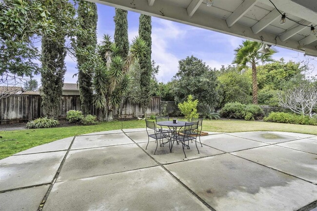 Building Photo - FULLY FURNISHED Mid-Century Modern 3 Bed R...