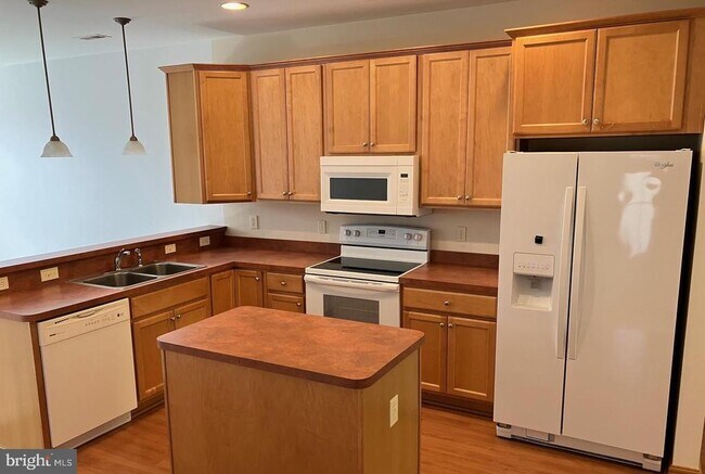 Building Photo - 22571 Chickadee Circle