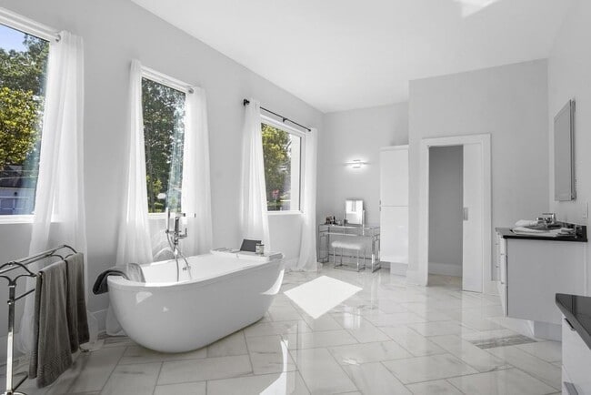 Building Photo - 1756 N Akin Dr NE