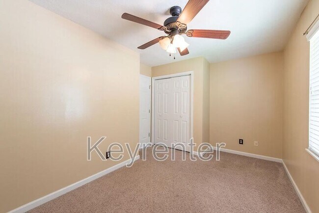 Building Photo - 5928 Rolling Ridge Dr
