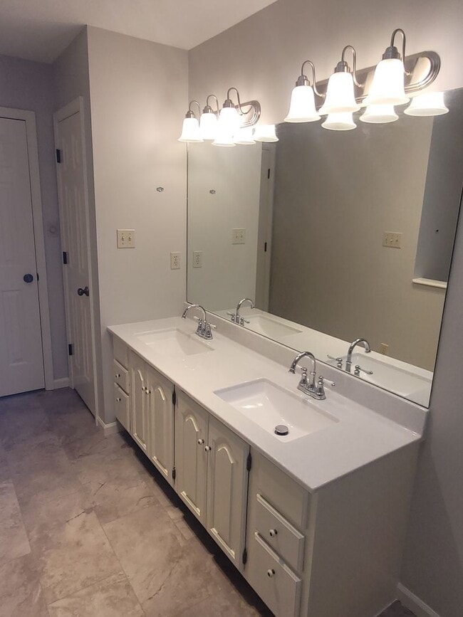 Building Photo - Country Club Villas-2 Bedroom 2 Bath Condo