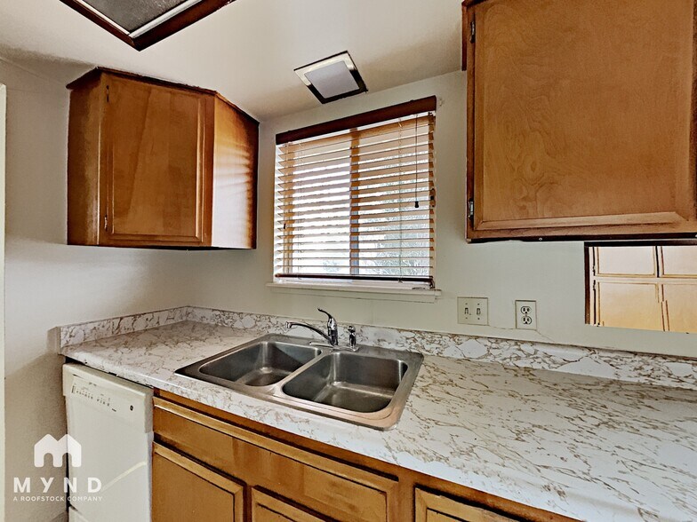 Building Photo - 750 Rhode Island Dr