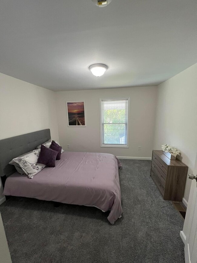 Building Photo - 17 Heather St