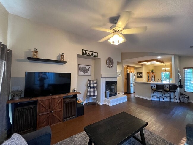Building Photo - 3 Bedroom - Heart of Roseville