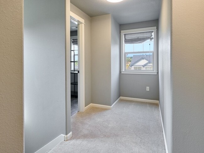 Building Photo - Beautiful 4 bedroom/2.5 Bath Home On Large...