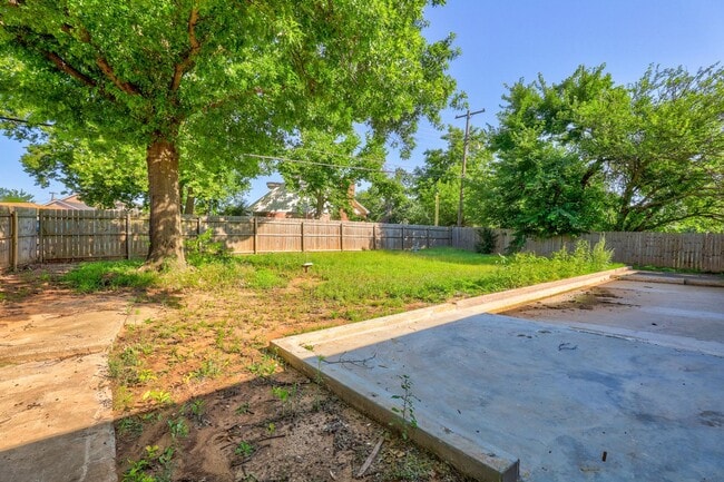 Building Photo - Spacious Elegance: Open Floor Plan, Dual V...