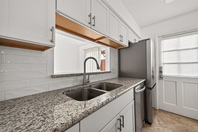 Building Photo - 3303 W Greenridge Dr