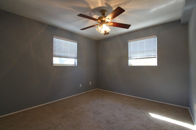 Building Photo - Charming 3 Bedroom 1.5 Bathroom POOL Home in Orlando!!