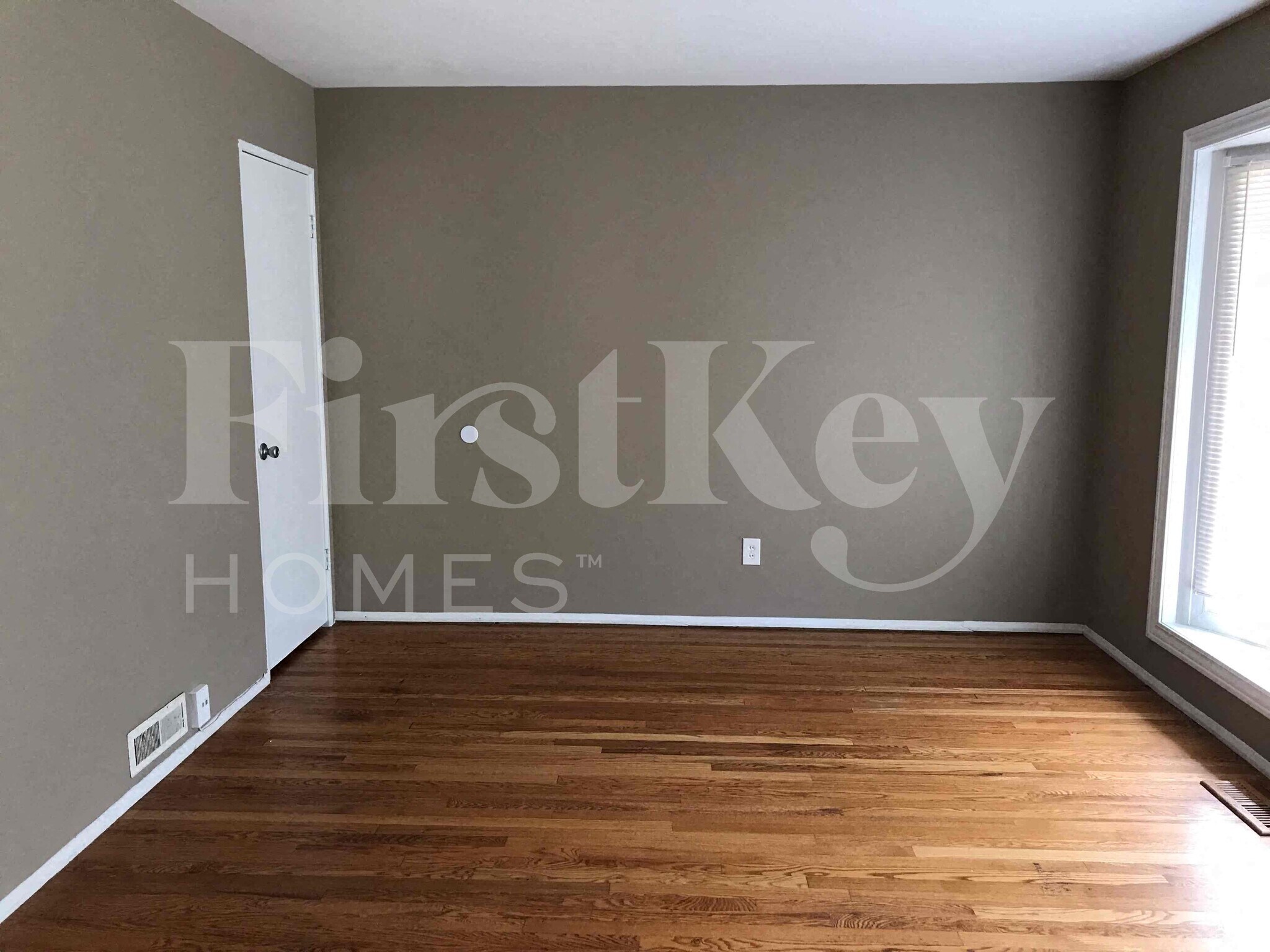 Building Photo - 910 Claver Ln