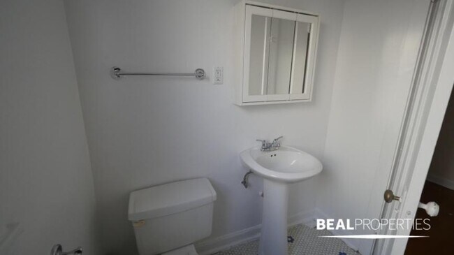 Building Photo - 1 bedroom in CHICAGO IL 60613