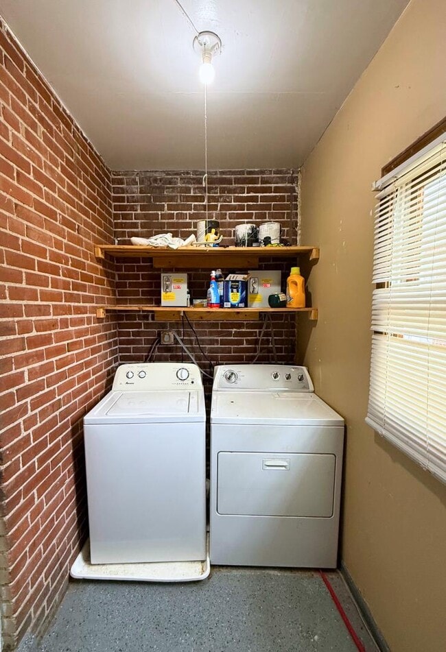 Building Photo - 327 Ash St