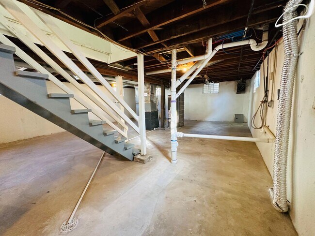 Building Photo - 4551 Lister Ave