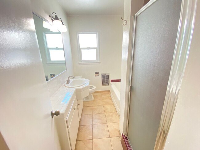 Building Photo - 1 Bed + 1 Bath Second Floor Unit!