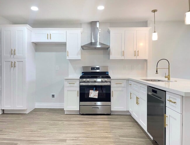 Building Photo - 810 Avenue D