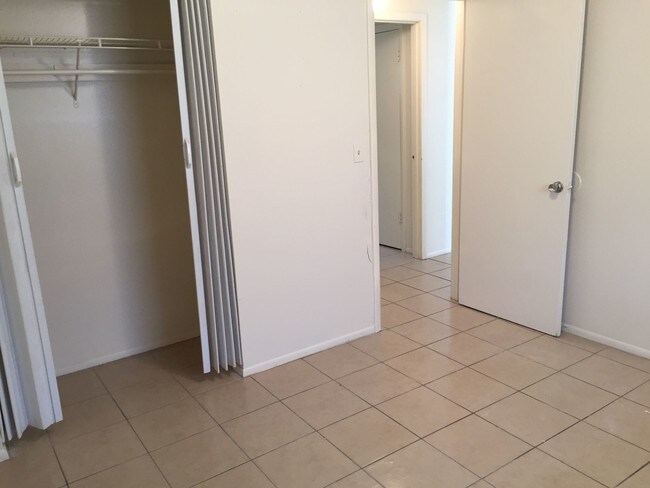 Building Photo - Spacious 2br/1ba duplex near USF