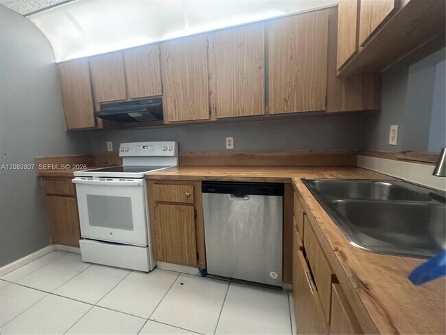 Building Photo - 821 Twin Lakes Dr