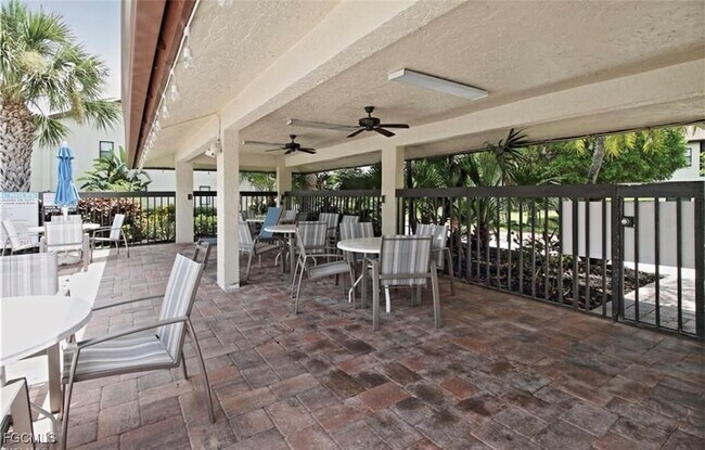 Building Photo - 9285 Lake Park Dr