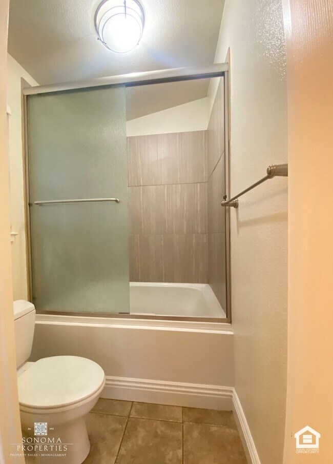 Building Photo - Lovely Updated 3BD/2.5BA Home Located In Fryer Creek!