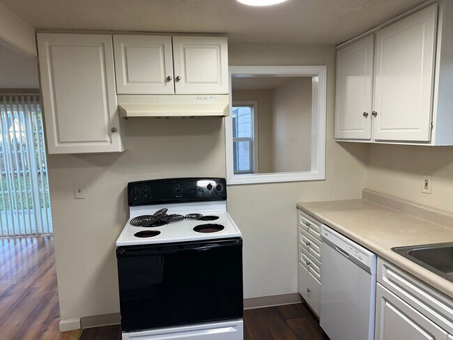 Building Photo - Updated 2 bedroom, 1 bath house in Springfield!